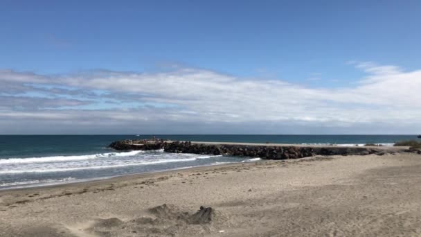 Plage Et Mer Dans La Lumière Lumineuse Du Soleil