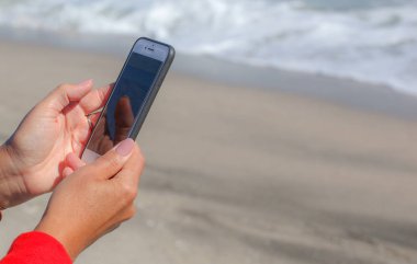 Pomorie, Bulgaristan - 06 Ekim 2018: Akıllı telefon kullanan bir kadın fotoğrafı.