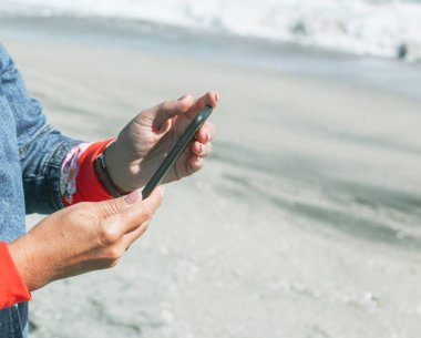 Pomorie, Bulgaristan - 06 Ekim 2018: Akıllı telefon kullanan bir kadın fotoğrafı.