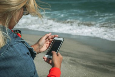 Pomorie, Bulgaristan - 06 Ekim 2018: Akıllı telefon kullanan bir kadın fotoğrafı.