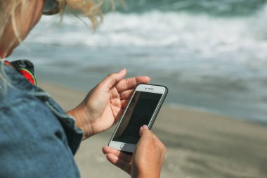 Pomorie, Bulgaristan - 06 Ekim 2018: Akıllı telefon kullanan bir kadın fotoğrafı.