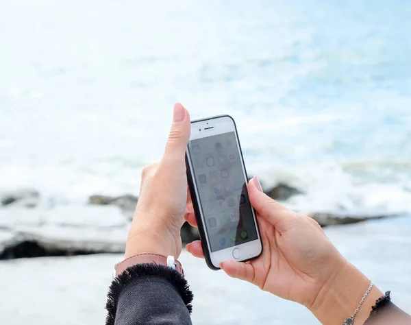 Pomorie Bulgarien Oktober 2018 Foto Kvinna Som Använder Smart Telefon — Stockfoto