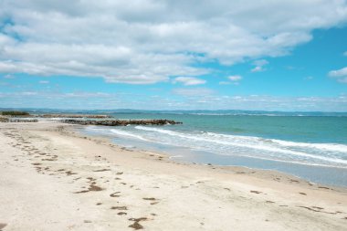 Sahil ve Deniz Parlak Günışığında