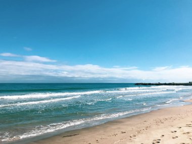 Sahil ve Deniz Parlak Günışığında