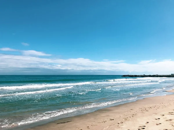 Sahil ve Deniz Parlak Günışığında