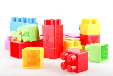 Beyaz arkaplanda plastik renkli oyuncak blokları