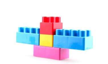 Beyaz arkaplanda plastik renkli oyuncak blokları