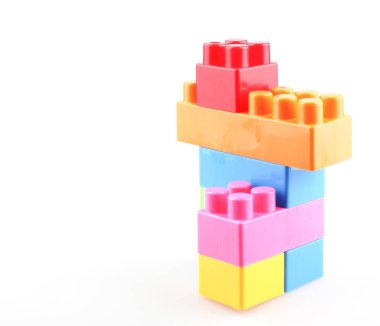 Beyaz arkaplanda plastik renkli oyuncak blokları