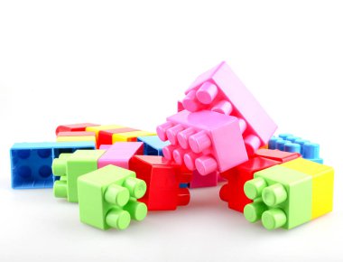 Beyaz arkaplanda plastik renkli oyuncak blokları
