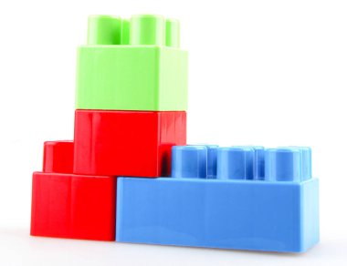 Beyaz arkaplanda plastik renkli oyuncak blokları