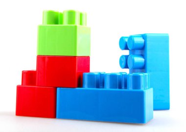 Beyaz arkaplanda plastik renkli oyuncak blokları
