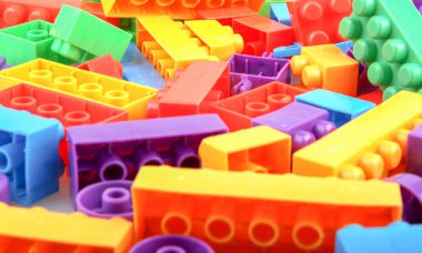 Beyaz arkaplanda plastik renkli oyuncak blokları