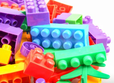 Beyaz arkaplanda plastik renkli oyuncak blokları