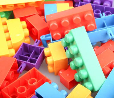 Beyaz arkaplanda plastik renkli oyuncak blokları