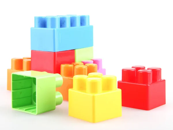 白い背景にプラスチックカラフルなおもちゃのブロック — ストック写真