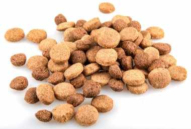 Beyaz arka planda izole edilmiş kurutulmuş evcil hayvan yiyeceği..