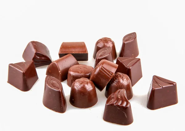 白い背景で隔離の甘いチョコレート — ストック写真