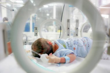 İslimiye, Bulgaristan - 21 Ocak 2012: Yeni doğan bebek hastanede.
