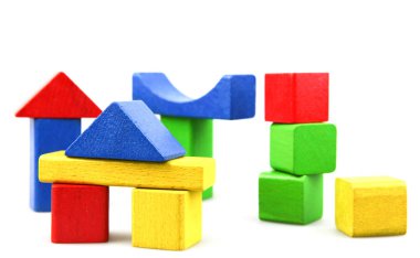 Ahşap yapı taşları üzerinde beyaz izole.