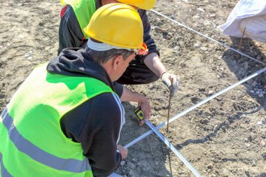 İnşaat işçisi inşaat alanında..