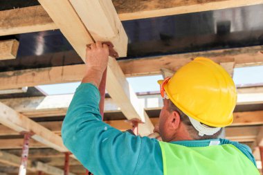 İnşaat işçisi inşaat alanında..