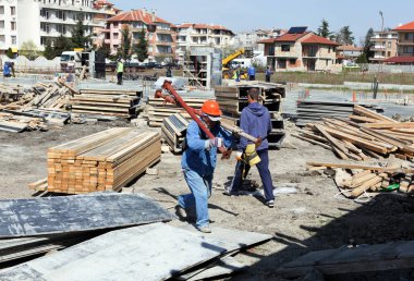 İnşaat işçisi inşaat alanında..