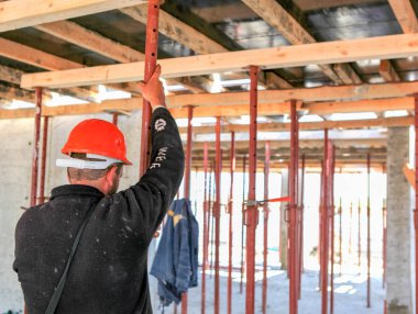 İnşaat işçisi inşaat alanında..