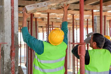 İnşaat işçisi inşaat alanında..