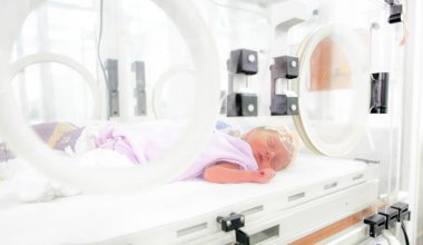 İslimiye, Bulgaristan - 21 Ocak 2012: Yeni doğan bebek hastanede.