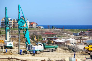 Ravda, Bulgaristan - 26 Nisan 2011: Büyük inşaat alanında denize yakın.