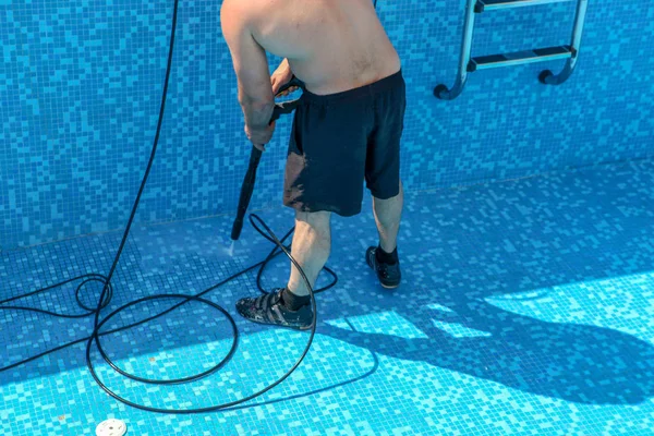 Worker Clean Swimming Pool Hotel — Stock Photo, Image