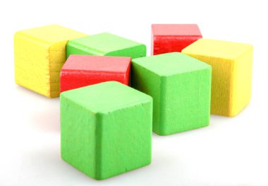 Tahta yapı taşları beyaz arkaplanda izole edildi