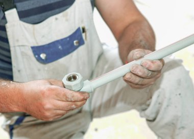 Tesisatçı evye üzerinde çalışma