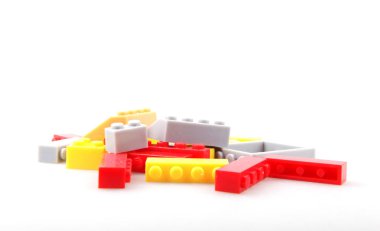 Beyaz arkaplanda plastik oyuncak blokları izole