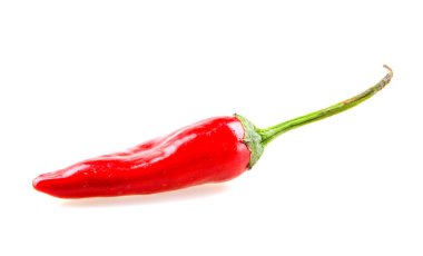 Kırmızı biber beyaz arkaplanda izole edildi