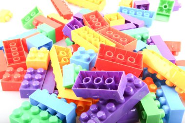 Beyaz arkaplanda plastik oyuncak blokları izole