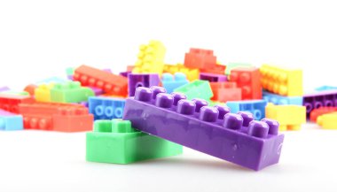 Beyaz arkaplanda plastik oyuncak blokları izole