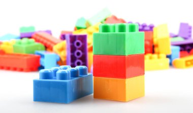 Beyaz arkaplanda plastik oyuncak blokları izole