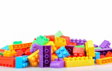 Beyaz arkaplanda plastik oyuncak blokları izole