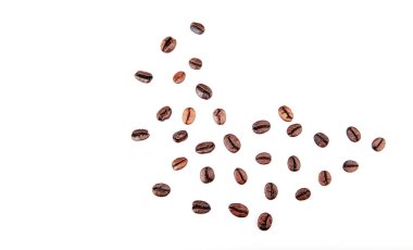 Kızarmış kahve çekirdekleri beyaz arka planda izole edilmiş.