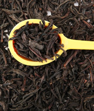 Kurutulmuş siyah çay yaprakları.