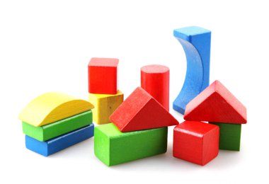 Tahta yapı taşları beyaz arkaplanda izole edildi