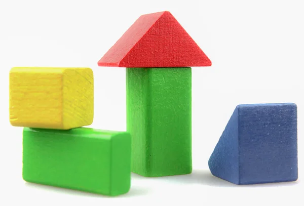 Renkli Ahşap Bina Blokları Oyuncakları Beyazın Üzerinde Zole Edildi — Stok fotoğraf
