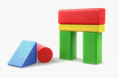 Renkli Ahşap Bina Blokları Oyuncakları Beyazın Üzerinde İzole Edildi