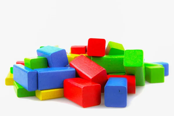 五颜六色的木制建筑方块玩具在白色上被隔离 — 图库照片