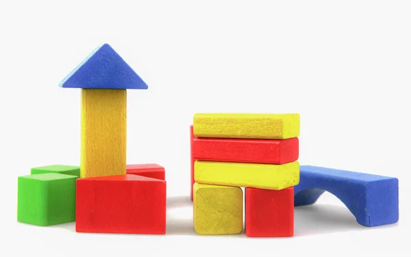 五颜六色的木制建筑方块玩具在白色上被隔离 — 图库照片