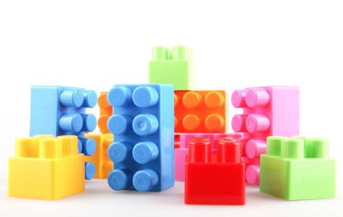 Plastik Oyuncak Blokları Oynayarak Öğrenmeyi Destekliyor