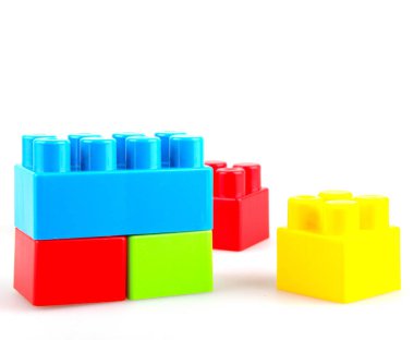 Plastik Oyuncak Blokları Oynayarak Öğrenmeyi Destekliyor