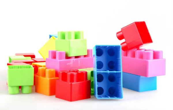 Plastik Oyuncak Blokları Oynayarak Öğrenmeyi Destekliyor — Stok fotoğraf