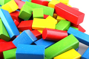 Tahta yapı taşları beyaz arkaplanda izole edildi